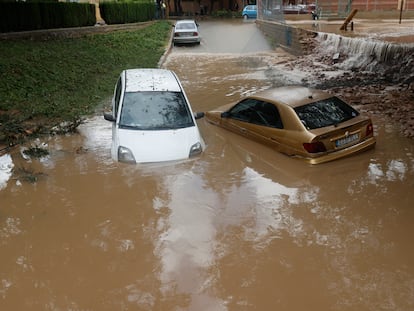 En la imagen, dos coches semisumergidos en un paso inundado en Aldaia (Valencia).