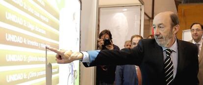 Alfredo Pérez Rubalcaba durante su visita a LIBER.