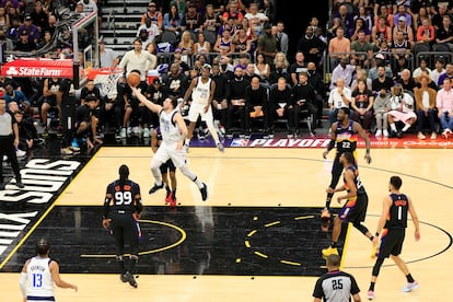 Luka Doncic, en una entrada a canasta en el séptimo partido ante los Suns.