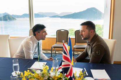 El primer ministro británico, Rishi Sunak (izquierda), habla con el presidente ucranio, Volodímir Zelenski, a su llegada al Hotel Grand Prince, sede de la cumbre del G-7.