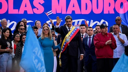 Nicolás Maduro saluda a sus seguidores junto a su mujer y al presidente de Nicaragua, Daniel Ortega, este viernes en Caracas.