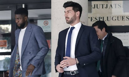 El defensa del Barcelona, Samuel Umtiti, a la salida de los Juzgados de Esplugues de Llobregat.