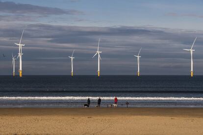 La playa de Coatham, en Redcar (Middlesbrough), con aerogeneradores en el mar.