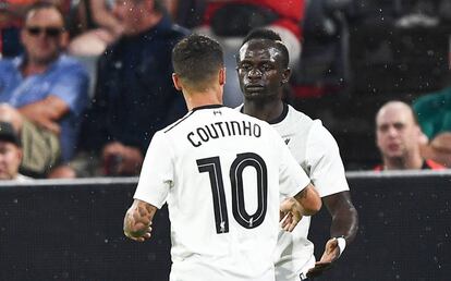 Coutinho, con la 10 del Liverpool, y Mané.