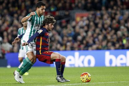 Sergi Roberto intenta defender el balón en el partido contra el Betis.