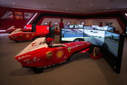 Simuladores de Formula 1 en el parque Ferrari Land. Para acceder a este tipo de atracciones, los asistentes tienen que pagar una tarifa extra.