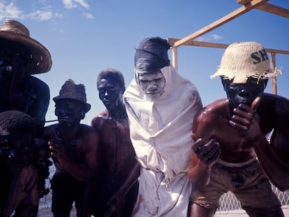 Un grupo de hombres disfrazados de zombis realizan un ritual simbólico en Haití, alrededor de 1980.