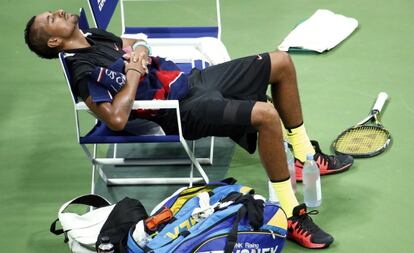 Kyrgios sestea en un descanso del duelo ante Murray.