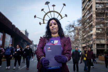 Una mujer vestida como la Constitución asiste al centro de Santiago, Chile, para el cierre de campaña de la opción “Apruebo” del plebiscito que propone una nueva Constitución en Chile, el 1 de septiembre de 2022. Finalmente el rechazo ganaría en la urnas y el Parlamento analiza actualmente las mejores vías para reintentar elaborar una nueva norma.