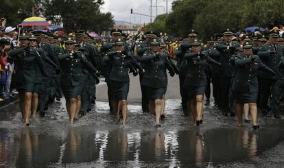 Miembros del ejército desfilan durante el 205 aniversario de la independencia de Colombia.