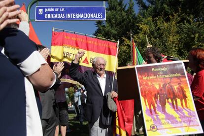 El brigadista Josep Almudéver, de 97 años, en la inauguración del parque dedicado a las Brigadas Internacionales en Vicálvaro.