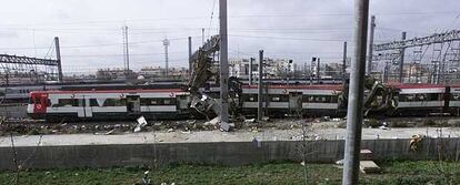 Restos de uno de los vagones a la altura de la calle Tllez, en las cercanas de la estacin de Atocha, tras la explosin de una bomba el 11 de marzo de 2004.