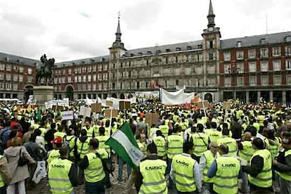 La participación ha duplicado las previsiones de la AUGC, que ha cifrado la marcha en 12.000 personas, mientras que la Delegación de Gobierno ha preferido no ofrecer datos.