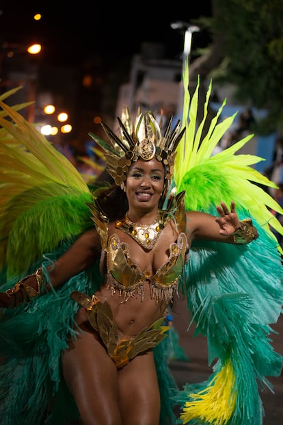 Una de las participantes del carnaval de Mindelo de la 'escola' Samba Tropical.