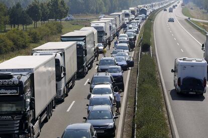 La decisión de Austria de aumentar los controles en las zonas fronterizas con Hungría, tras la muerte de 71 refugiados en el interior de un camión, ha generado colas kilométricas en la principal autopista entre Budapest y Viena. En la imagen, atasco de 25 kilómetros cerca de Gyor (Hungría).