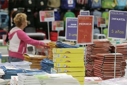 Mesas con libros de texto en un centro comercial.