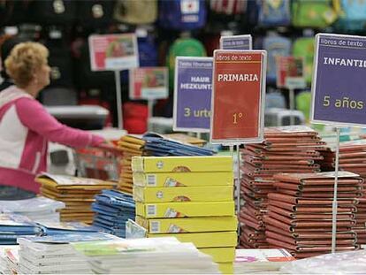 Mesas con libros de texto en un centro comercial.