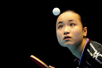 Ito Mima de Japón sirve contra Ding Ning de China durante en la final del Campeonato de Tenis de Mesa de Asia de la ITTF en Pattaya Deportes Indoor Stadium en Pattaya, Tailandia.