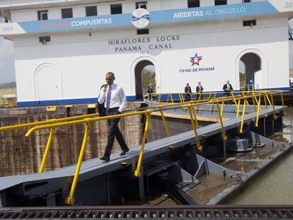 Obama camina per una resclosa del canal de Panamà.