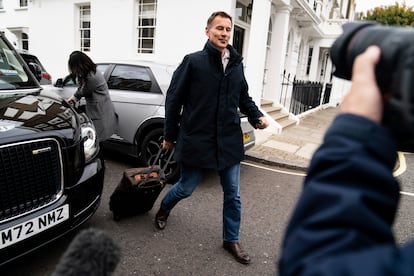 Jeremy Hunt, el nuevo ministro de Economía, llega hoy viernes a su casa procedente de EEUU. 