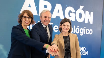 Jorge Azcón, junto a la directora general de AWS en España y Portugal, Suzana Curic, y la directora de Política Pública de Infraestructuras de la compañía, Niamh Gallagher.