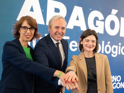 El presidente del Gobierno de Aragón, Jorge Azcón, junto a la directora general de AWS en España y Portugal, Suzana Curic, y la directora de Política Pública de Infraestructuras de la compañía, Niamh Gallagher.