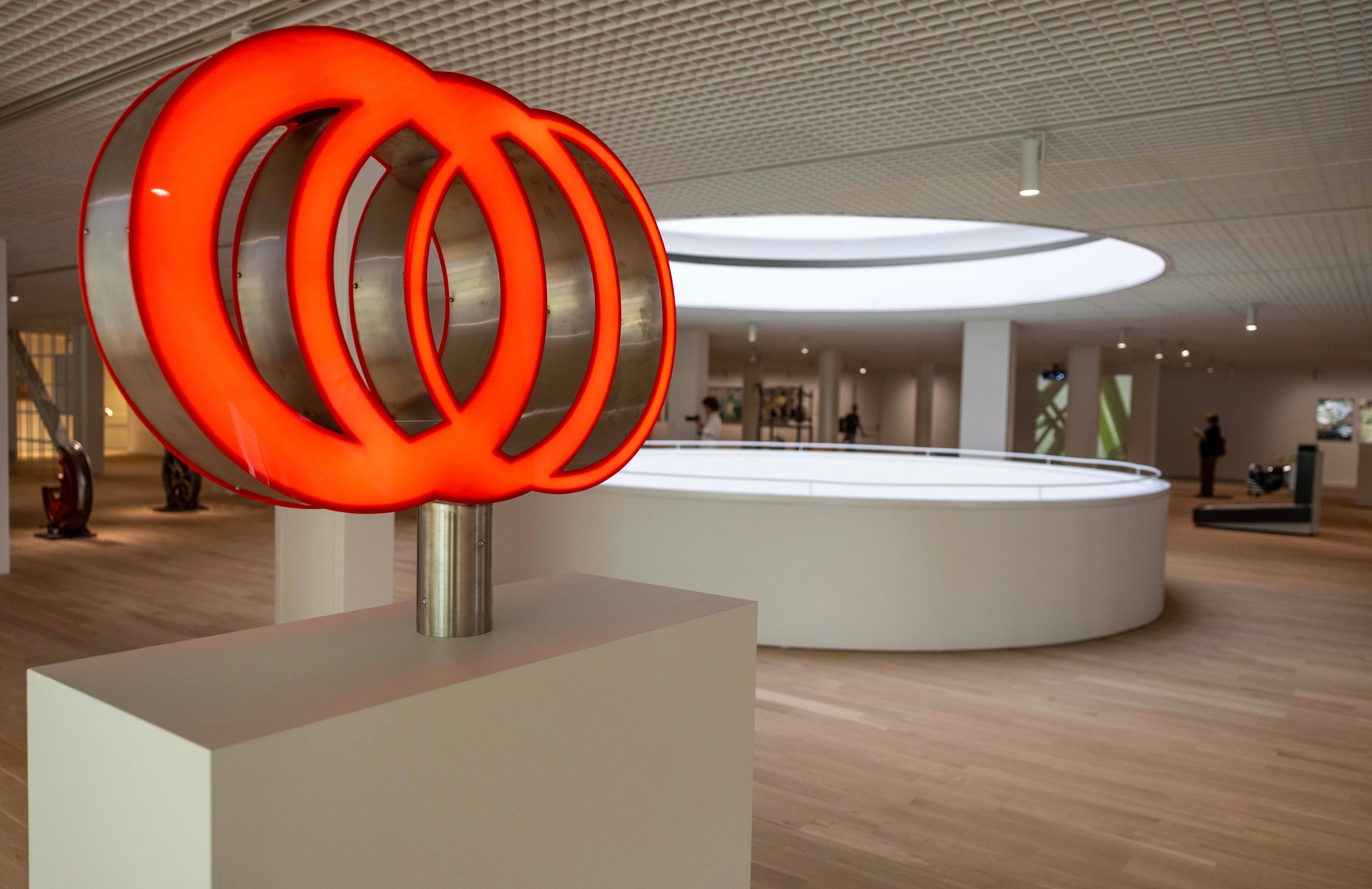 Logotipo del metro Bilbao de Foster, en la sala de dedicada al diseño.