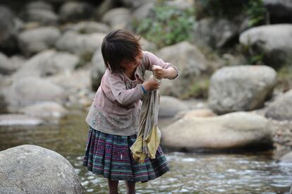 Una niña lava la ropa en el pueblo de Lao Chai, 8 de noviembre de 2013, en Sa Pa, Vietnam.