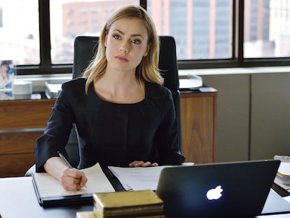 Amanda Schull en un fotograma de la serie 'Suits'.