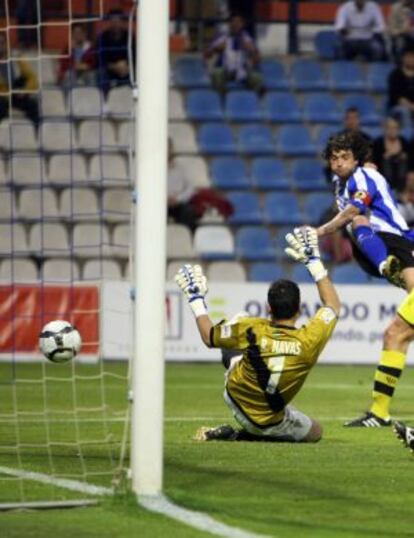 Tote, del Hércules, marca un gol al Córdoba en 2010.