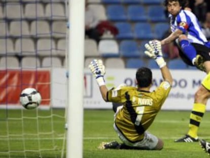 Tote, del Hércules, marca un gol al Córdoba en 2010.