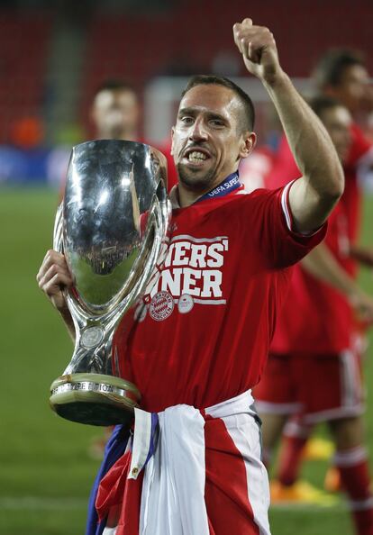 Ribéry sostiene el trofeo de la Supercopa de Europa.