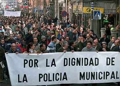 Un momento de la protesta de 200 agentes de la Policía Municipal que discurrió por la calle Mayor.