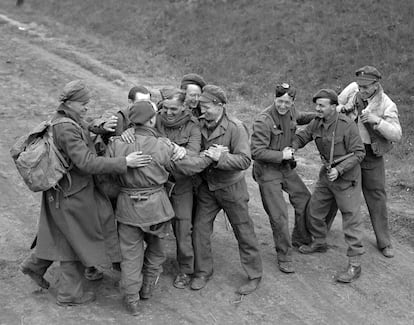 Prisioneros de guerras británicos recién liberados en Alemania, el 4 de mayo de 1945.