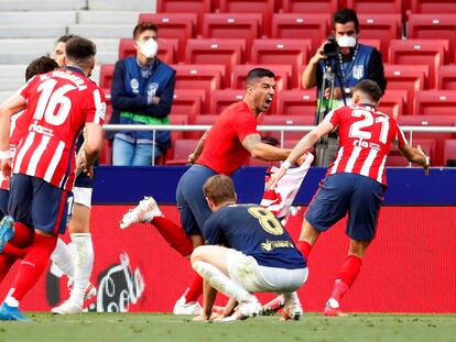 Los jugadores del Atlético celebran el gol de Luis Suárez ante Osasuna este domingo en el Wanda Metropolitano.