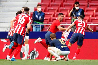 Los jugadores del Atlético celebran el gol de Luis Suárez ante Osasuna este domingo en el Wanda Metropolitano.