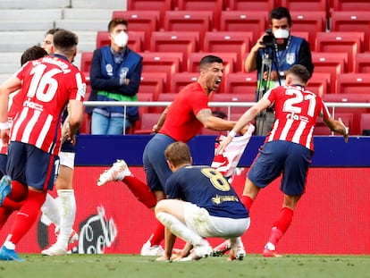 Los jugadores del Atlético celebran el gol de Luis Suárez ante Osasuna este domingo en el Wanda Metropolitano.