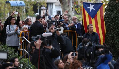 Un grup de persones s'ha apropat a mostrar el seu suport als exconsellers que acudeixen a declarar a l'Audiència Nacional, entre ells l'expresident de la Generalitat Artur Mas.