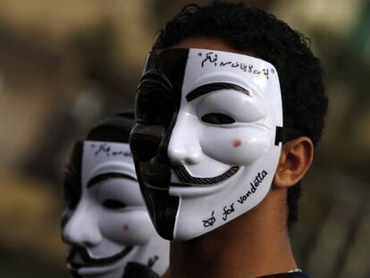 Un joven egipcio con una máscara de V de Vendetta