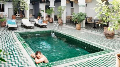 Patio interior con piscina de The Central House Marrakech Medina, en Marrakech, Marruecos.