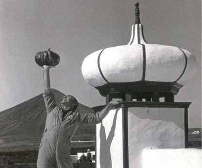 César Manrique, en su casa, con una calabaza.