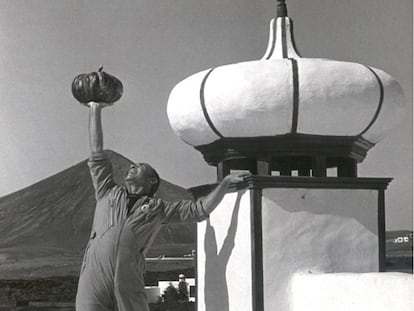 César Manrique, en su casa, con una calabaza.