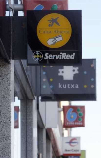 Carteles de sucursales bancarias en Madrid.