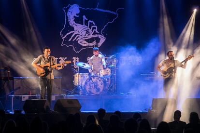 ACtuación del trío masculino Mujeres en uno de los conciertos del ciclo Sala Barcelona.