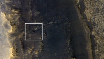 El 'Opportunity', el punto brillante en el centro del recuadro, en su actual posición en el valle Perseverancia de Marte.
