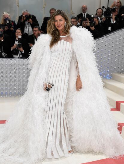 Model Gisele Bündchen chose a feather-layered wedding dress from Chanel's 2007 couture collection.