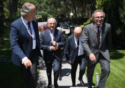 De izquierda a derecha los presidentes del Campus IESE, Francisco Iniesta, Repsol, Antonio Bufrau, KPMG, Hilario Albarrac&iacute;n y el vicepresidente de Prisa, Manuel Polanco.&nbsp;