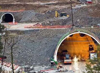 Vista del túnel de Bracons con la galería de emergencia a la izquierda.