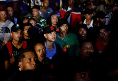 Cientos de migrantes se reúnen para organizar su salida en una caravana durante el día de las elecciones presidenciales de Estados Unidos, en un intento de llegar a la frontera norte de México, en Tapachula, el 4 de noviembre de 2024. 