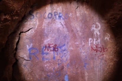 Foto sobre los daños en las pinturas rupestres de la Cueva de la Victoria, remitida por el Ayuntamiento.